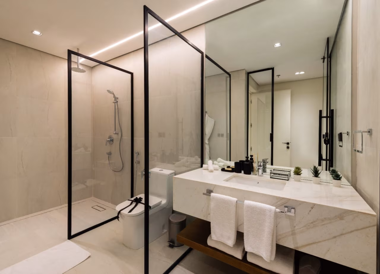 Apartment – Master Bedroom Suite & Queen Bedroom